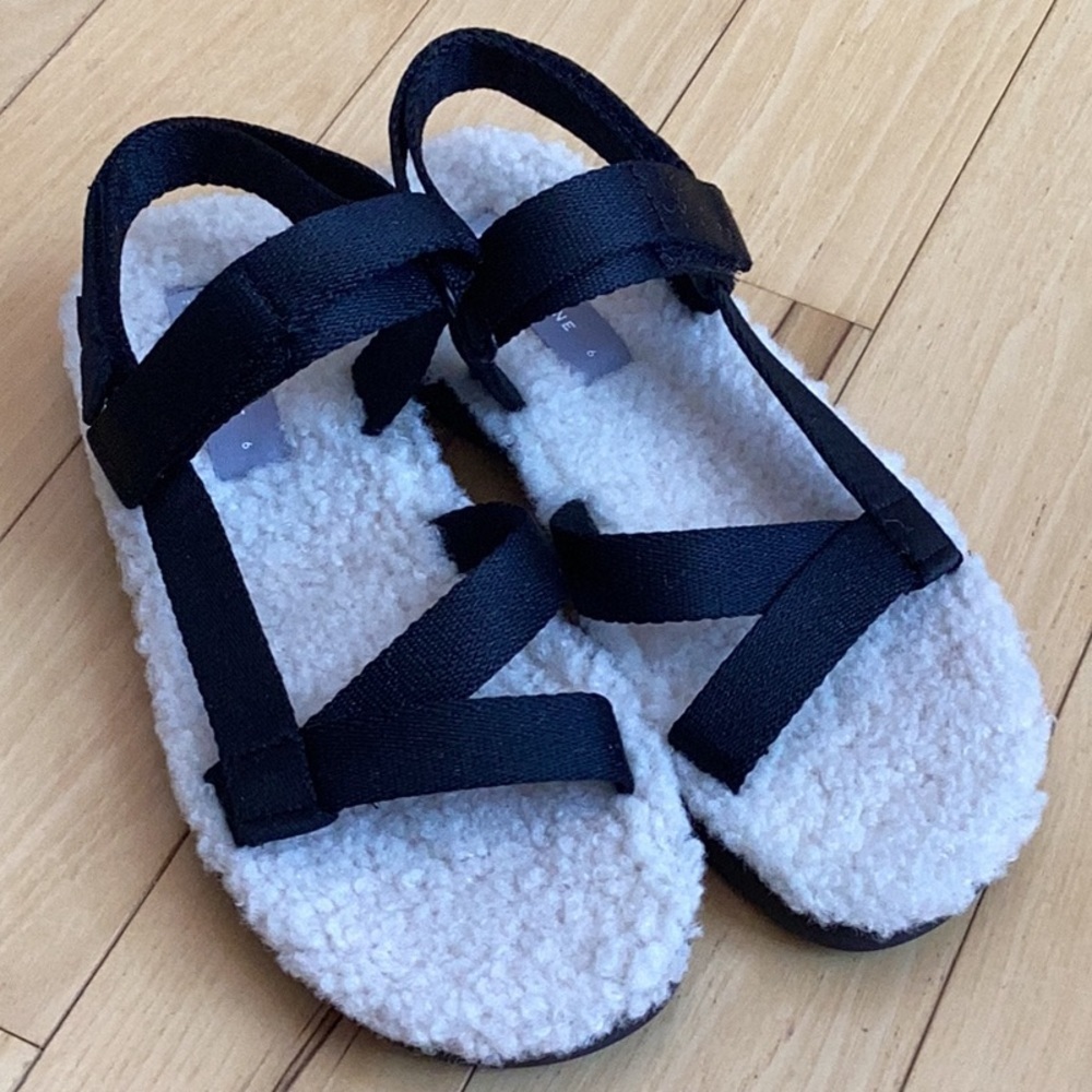 Everlane The Renew Teddy Sport Sandals. Black with cream Sherpa lining. Size 6 - Picture 7 of 15
